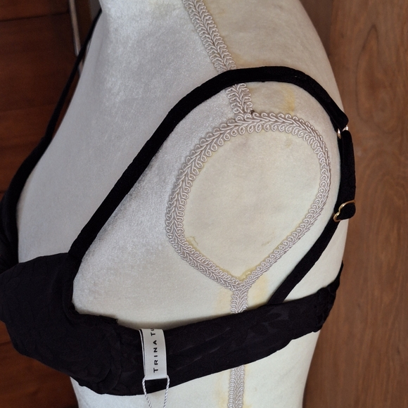 NWT- Trina Turk Breeze Twist Black Textured Bandeau Bathing Suit Top Size 4 - Picture 5 of 10